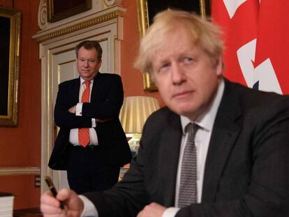 Boris Johnson y David Frost, negociador jefe de Reino Unido para el Brexit, firman el acuerdo de salida en diciembre pasado.