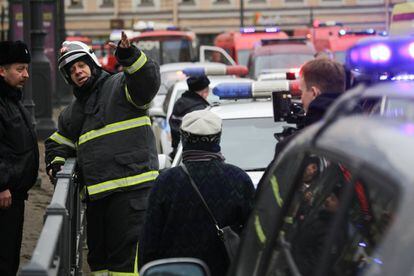 Los servicios de emergencia dirigen a los transeúntes hacia el exterior de la estación de Sennaya Ploshchad, en San Petersburgo. 