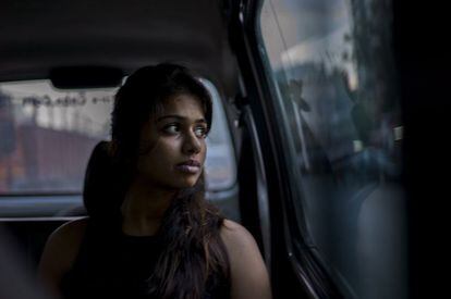 Ashifina es una joven cliente de la Viira Cab, taxi para mujeres. Ashifina elige el servicio de mujeres para viajar por la noche hacia las afueras de Bombay.