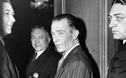 Sutton es conducido ante el juez en 1952.