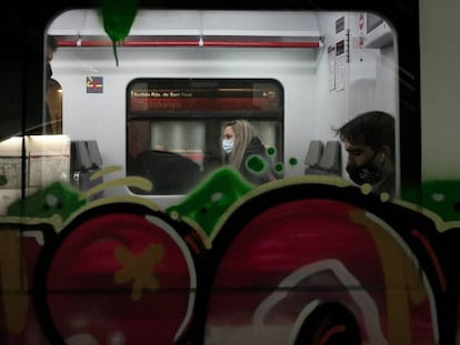 Pintades en un tren a l'estació de Catalunya de Barcelona.