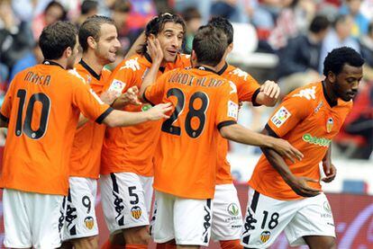 Los jugadores del Valencia celebran el gol de Topal ante el Sporting.