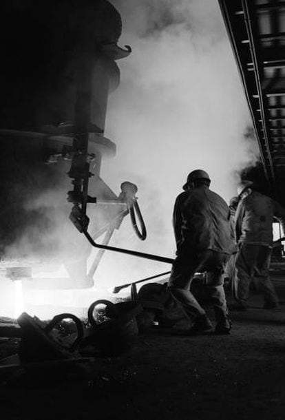 Obreros trabajando en una empresa metalúrgica de Pensilvania en los setenta.