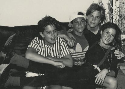 Stephen Dorff y Brian Austin Green, con Moon Frye, en una de las fotos que se pueden ver en ‘Kid 90’.