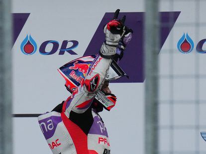 Jorge Martín celebra la victoria en el Gran Premio de MotoGP de Tailandia.