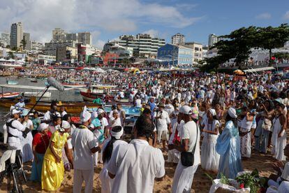 Una multitud en la playa de Río Vermelho.