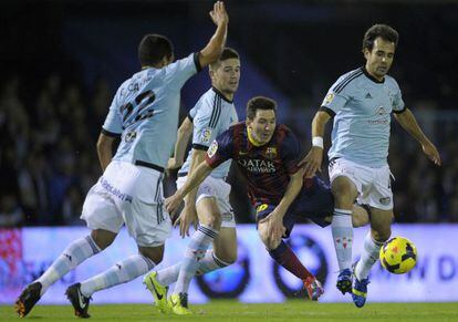 Messi trata de irse de varios rivales. 