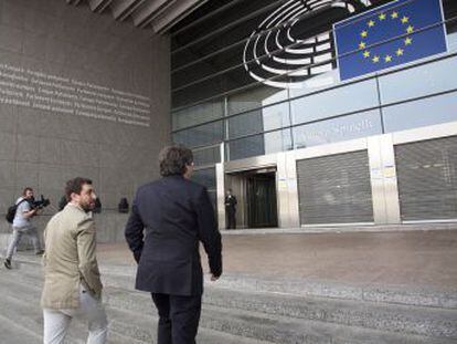 La Junta Electoral Central y los servicios jurídicos de la Eurocámara aseguran que debe recoger su acta en Madrid