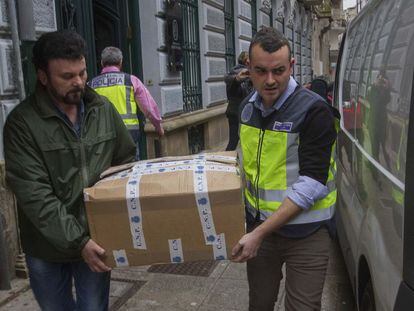 Polic&iacute;as judiciales retiran documentaci&oacute;n del Ayuntamiento de Pontevedra durante la Operaci&oacute;n Patos en febrero de 2014.