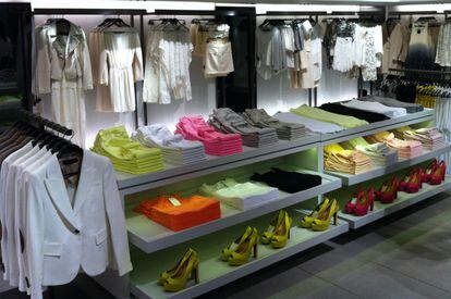 Las diferentes colecciones de ropa se muestran en miniboutiques o espacios diferenciados.