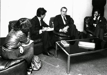 Richard Nixon visitó EL PAÍS en 1980 donde fue entrevistado por Jesús Hermida. En la imagen, de izquierda a derecha, Rosa Montero, Jesús Hermida, Richard Nixon y Juan Luis Cebrián.