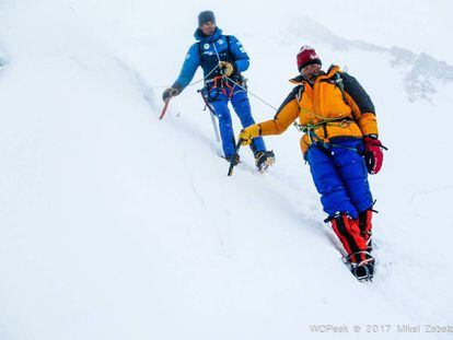 Alberto I&ntilde;urrategi asegura el descenso del Italiano Valerio Annovazzi, tras su rescate en el Gasherbrum II