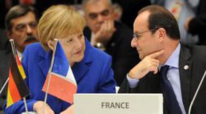 El presidente franc&eacute;s, Fran&Ccedil;ois Hollande, conversa con la canciller alemana, Angela Merkel