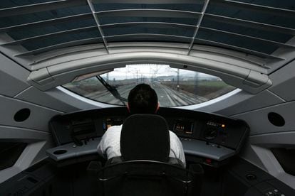 Vista desde el interior de la locomotora del AVE Madrid-Barcelona.