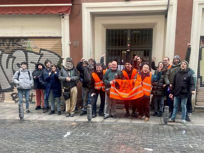Mariano Ordaz (de verde en el centro), celebra con varios vecinos y miembros del Sindicato de Inquilinas la paralización del desahucio frente a su portal en la calle de Carnero.