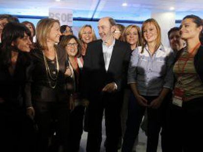 Rubalcaba rodeado de las cabezas de lista del PSOE.