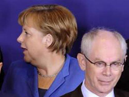 De izquierda a derecha,e l primer ministro de Eslovenia, Borut Pahor; el primer ministro portugués, Pedro Passos Coelho,;la canciller alemana, Angela Merkel, (abajo i-d); La presidenta de Lituania, Dalia Grybauskaite; el primer ministro polaco, Donald Tusk, y el presidente del Consejo Europeo, Herman Van Rompuy.
