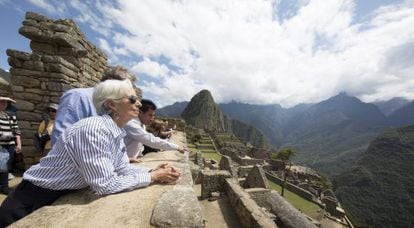 La directora gerent de l'FMI, Christine Lagarde, visita la ciutadella inca del Machu Picchu, abans de l'assemblea del Fons a Lima.