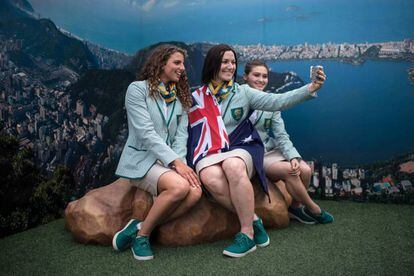 Australianas posan frente a un paisaje de cartón en la Villa Olímpica
