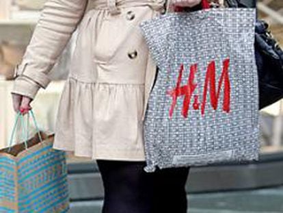 Un cliente sale de un establecimiento de H&M en Londres