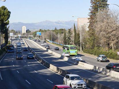 Varios vehículos circulan por la carretera de A Coruña en Madrid.