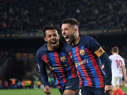 Jordi Alba celebra su gol ante el Sevilla en el Camp Nou.