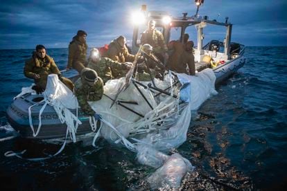 Fotografía cedida por la Armada de Estados Unidos donde varios militares recuperan el globo de vigilancia chino derribado frente a la costa de Myrtle Beach, Carolina del Sur, el 5 de febrero. 