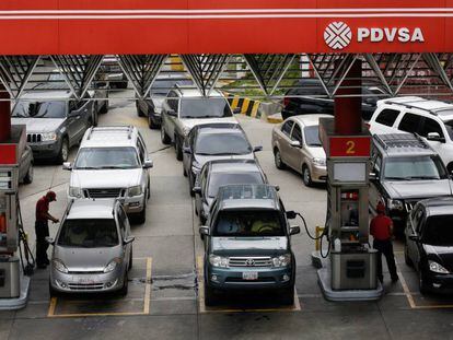 Largas colas en una gasolinera de Caracas. 