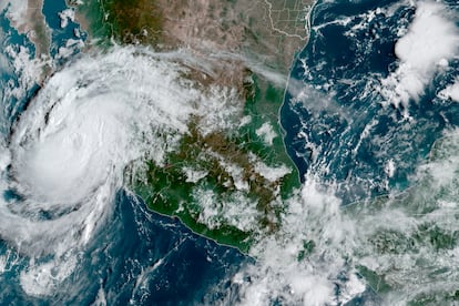 Imagen satelital del huracán 'Olaf'.