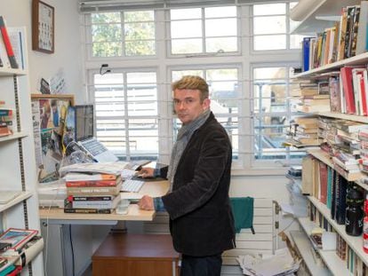 El escritor John Dickie en su despacho de la Universidad de Londres.