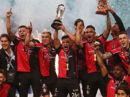 Los jugadores del Atlas celebran su segunda Liga MX de toda su historia, en el estadio Jalisco.