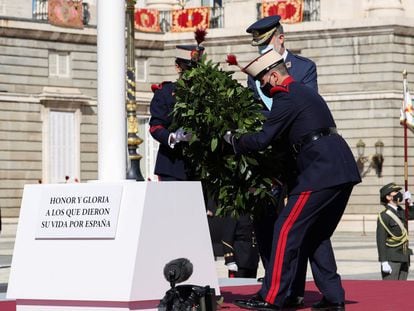 Felipe VI deposita una corona de flores en honor a los caídos por la patria, tras la interpretación del himno 'La muerte no es el final', compuesta por el cura Cesáreo Gabaráin, acusado de pederastia