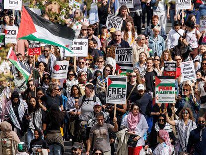 Manifestantes marchan en Londres por un alto el fuego en Gaza, el 13 de abril de 2024.