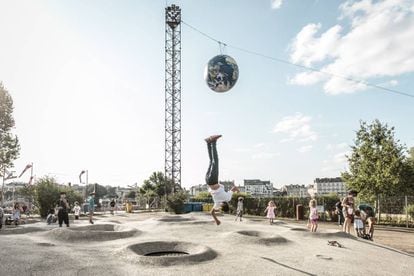 El parque infantil inspirado en el espacio 'On va marcher sur la lune', obra instalada por Detroit Architectes en el Parc des Chantiers en el Voyage à Nantes 2016.