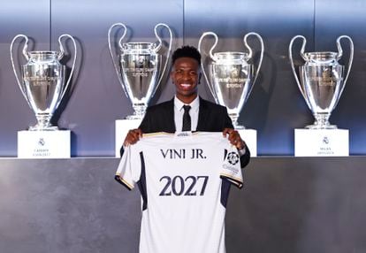 El Real Madrid anunció ayer, meses después de haber llegado al acuerdo, que ha renovado a Vinicius hasta 2027. El nuevo contrato triplica el sueldo del delantero, que ronda ahora los 10 millones netos, y fija su clausula de rescisión en 1.000 millones.