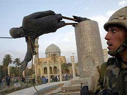 Un soldado estadounidense observa el derribo de la estatua de Sadam en Bagdad, que simbolizó la caída del régimen.