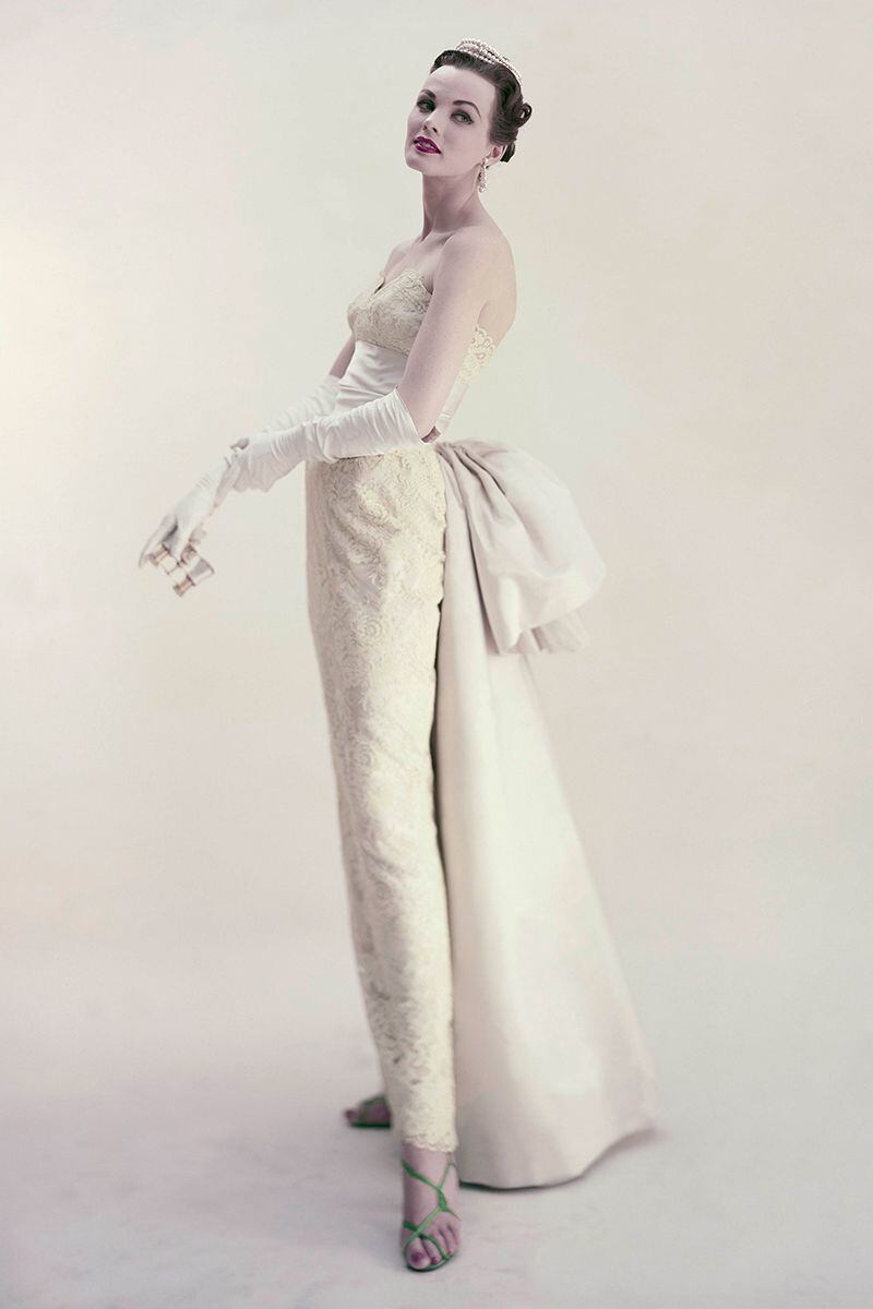 Modelo retocándose los guantes en un editorial de moda de 1952.