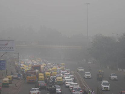 Nube tóxica de aire contaminado en Nueva Delhi, este domingo.
