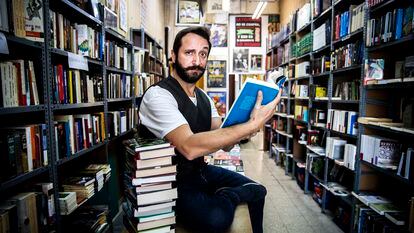 Litus, que casi se licenció en Filología Hispánica y es amante de lectura, posa en la librería Juanito, en el Rastro de Madrid.