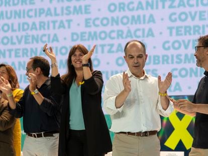 En el centro, la presidenta del Parlament, Laura Borràs, junto a Jordi Turull, máximos responsables de Junts per Catalunya.