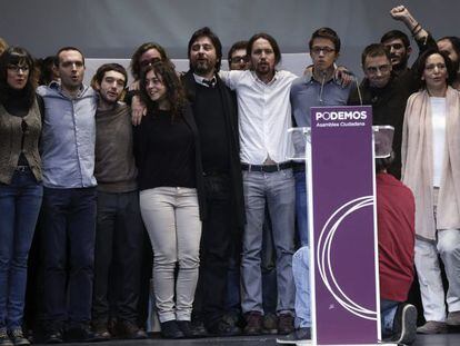 GRA111. MADRID, 15/11/2014.- El l&iacute;der de Podemos, Pablo Iglesias (4&ordm;d), junto a los miembros de su equipo, durante el acto de clausura de la Asamblea Ciudadana en el que han dado a conocer la nueva direcci&oacute;n, hoy en el Teatro Nuevo Apolo de Madrid. Pablo Iglesias ha sido elegido secretario general de Podemos por una amplia mayor&iacute;a de los votantes (95.311 votos) de la Asamblea Ciudadana del partido, que han dado tambi&eacute;n su apoyo mayoritario a los miembros de su equipo para conformar la nueva direcci&oacute;n de la fuerza pol&iacute;tica. EFE/Chema Moya
