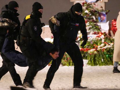 La policía rusa se lleva en volandas a un hombre que depositó flores en el homenaje al disidente Alexéi Navalni en San Petersburgo el 16 de febrero.