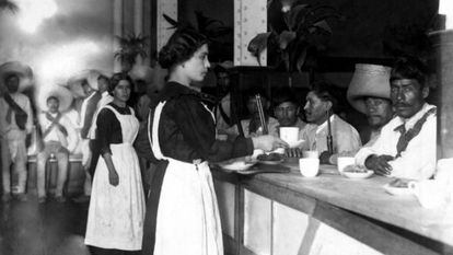Zapatistas desayunan en el Sanborns del Centro Histórico de Ciudad de México, en diciembre de 1914.