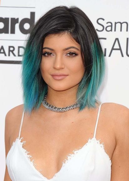 En los Billboard Music Awards, Kylie Jenner estrenó color de pelo turquesa.