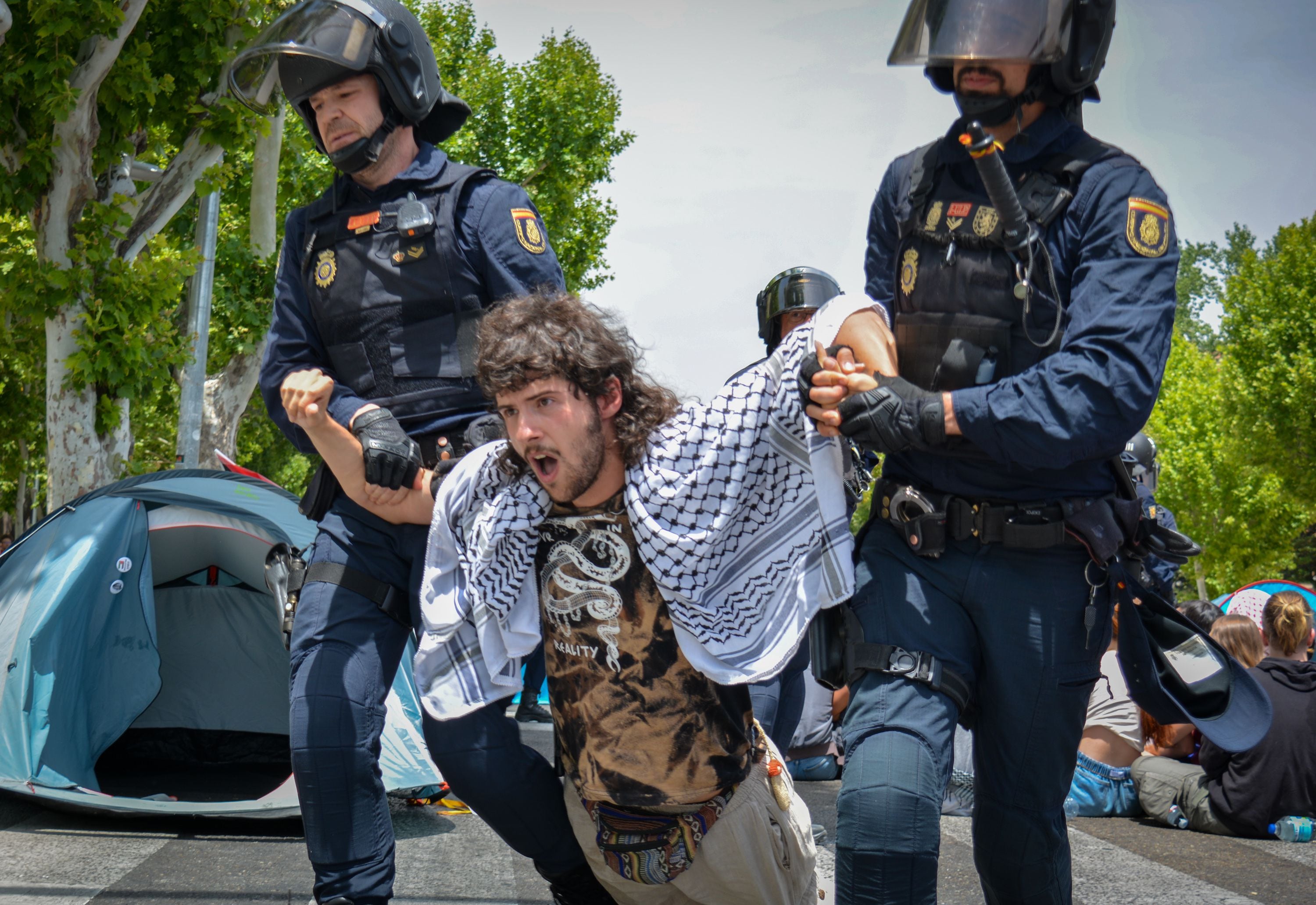 Los antidisturbios despejan por la fuerza la avenida Complutense, tomada este jueves por los estudiantes acampados por Gaza.