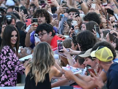 Penélope Cruz firma autógrafos a su llegada al estreno de 'L'immensita', en el 79º festival de Venecia.