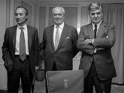 El presidente Rafael del  Pino (izquierda), junto a su padre y el vicepresidente Santiago Bergareche.