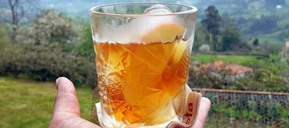 Whisky y sidra de hielo en entorno astur