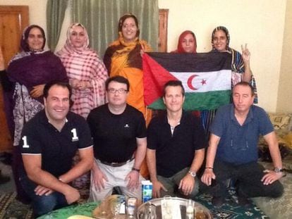Los cuatro parlamentarios el lunes con mujeres activistas saharauis.