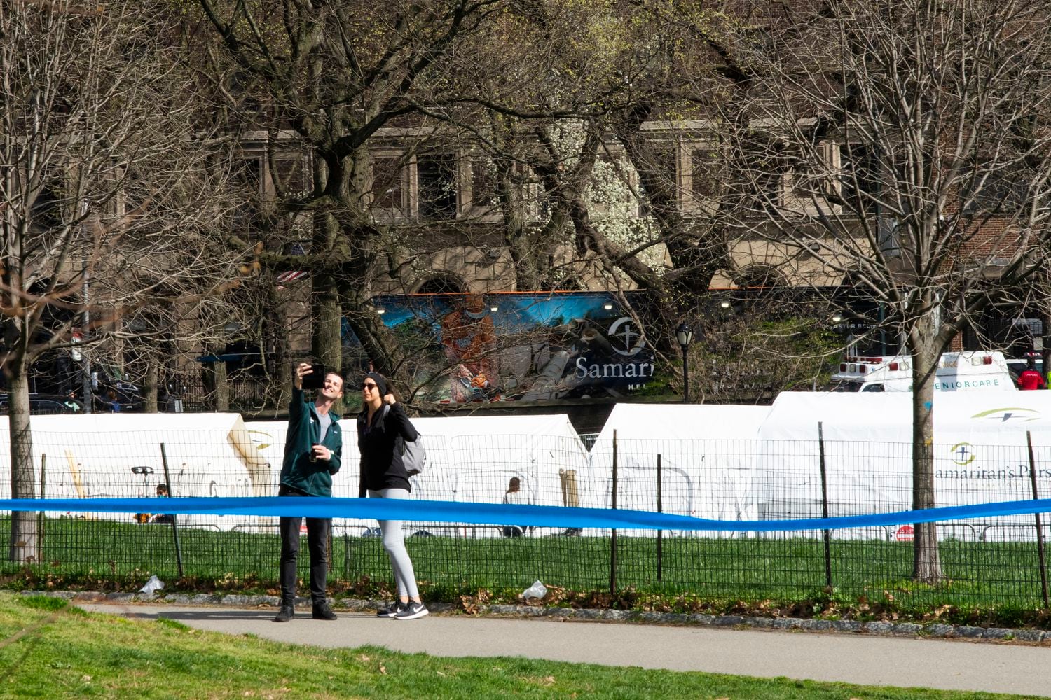 Dos jóvenes se toman una selfie cerca del hospital de campaña levantado en Central Park, en Nueva York.